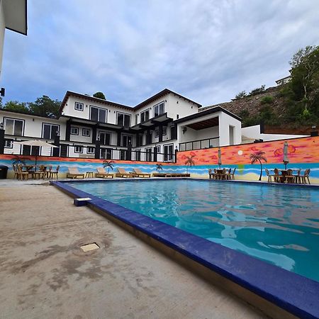 Camp Bay Chelle'S Suites And Restaurant מראה חיצוני תמונה