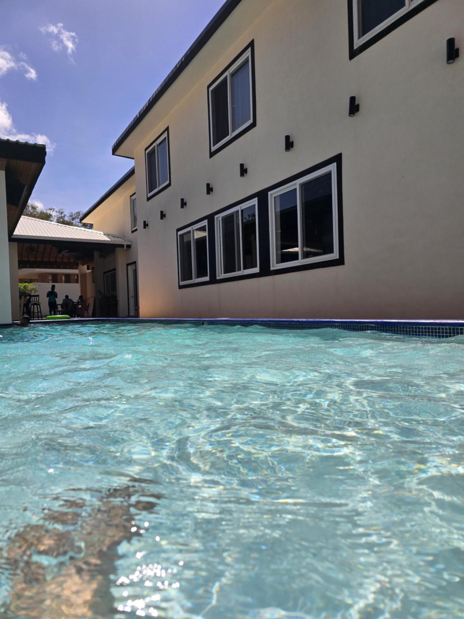 Camp Bay Chelle'S Suites And Restaurant מראה חיצוני תמונה